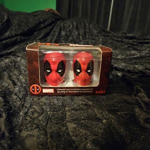 Nwt dead pool salt and pepper shaker